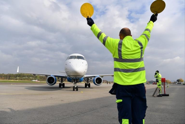 Τρόμος για 25 επιβάτες! Αεροπλάνο βγήκε εκτός διαδρόμου